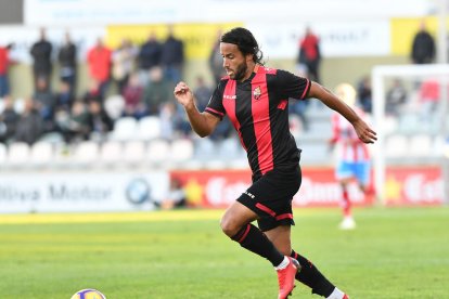 Mario Ortiz, conduint una esfèrica en un duel disputat a l'Estadi Municipal de Reus.