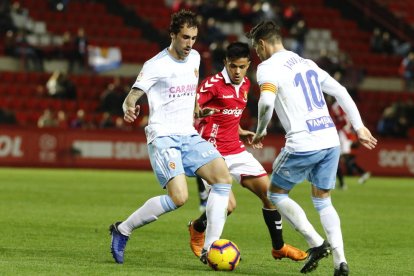 Brugui, entre dos rivals del Zaragoza durant el darrer partit disputat pel Nàstic al Nou Estadi aquesta temporada.