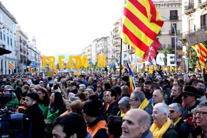 Manifestants concentrats davant l'Estació de França on se celebra un 'consell popular de ministres' organitzat per Òmnium Cultural.