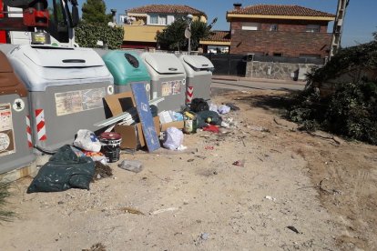 Restes de tot tipus s'acumulaven al costat dels contenidors, al terme de Tarragona.