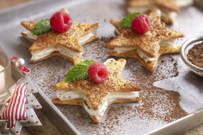 Recepta fàcil d'estrelles de Nadal amb mousse de xocolata blanca