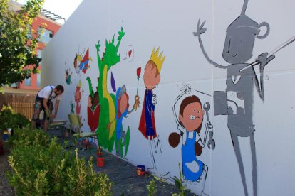 Los alumnos de la escuela colaboraron pintando una parte del mural.