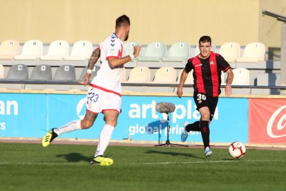 Imatge d'Adrián Guerrero en una jugada del partit de diumenge contra el Rayo Majadahonda.