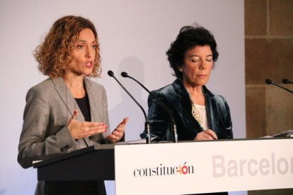 La ministra de Política Territorial, Meritxell Batet, i la portaveu del govern espanyol, Isabel Celaá, a la roda de premsa posterior al Consell de Ministres de Barcelona .