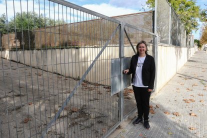 María Jesús Lerín, directora del programa d'estimulació cognitiva, als terrenys on anirà el projecte.