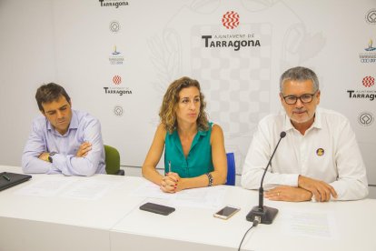 Dídac Nadal, Laia Estrada i Pau Ricomà durant la roda de premsa.