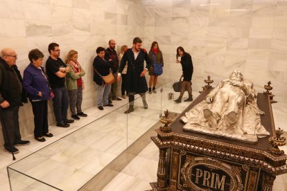 El general Prim va rebre els primers participants a la ruta nocturna al cementiri de Reus.