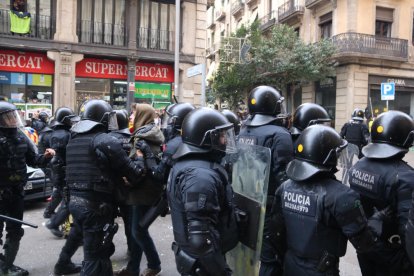 Tensió entre manifestants i mossos a l'entorn de l'edifici de Correus