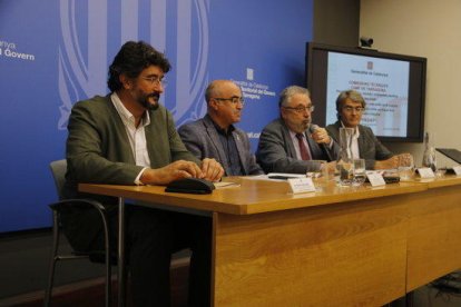 La taula del ple del Consell Territorial de Salut Pública, presidida pel delegat del Govern a Tarragona, Òscar Peris, i pel Secretari de Salut Pública de la Generalitat, Joan Guix.