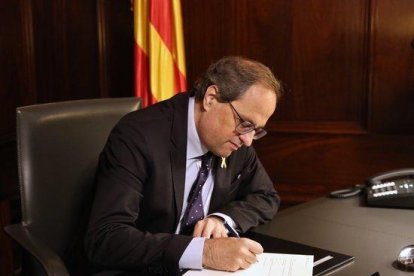 El president Quim Torra signa el nomenament d'Alfred Bosch com a nou conseller d'Exteriors.