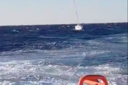 La Salvamar Fomalhaut ha remolcat el veler fins al port de l'Ametlla de Mar.