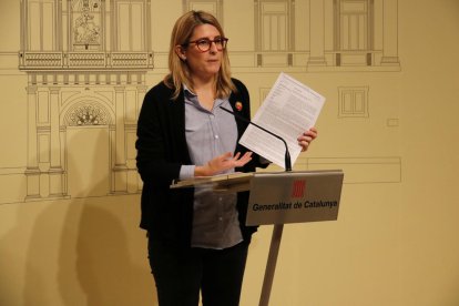 Pla mitjà de la portaveu del Govern, Elsa Artadi, en roda de premsa.