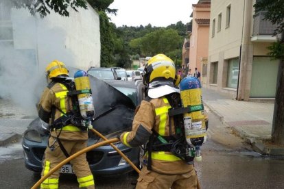 Los Bombers sofocando el fuego del vehículo.