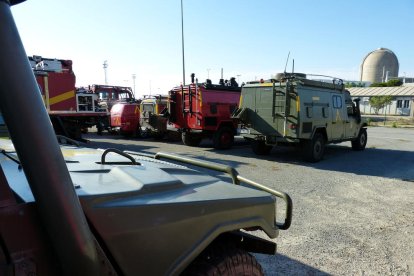 Primer plano de un vehículo militar con otras dotaciones de los bomberos y la UME al simulacro de Vandellòs II.