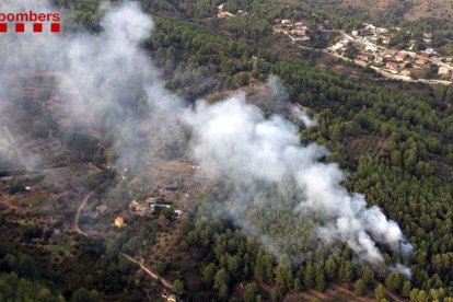 El incendio se encuentra lejos de la zona residencial.