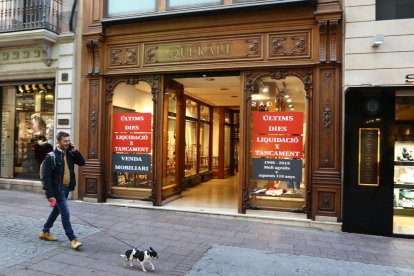 El escaparate del histórico comercio, en la calle Monterols.