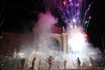 Imagen del Ball de Diables delante del templo de la Virgen de Misericordia.