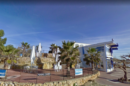 Terraza del restaurante Tòful de Mar, localizado en la playa Larga y junto a la del Iot.