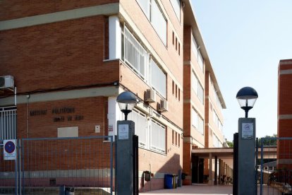 La entrada en el instituto Comte de Rius con pentajes amarillas en recuerdo de la actuación policial el 1-O.