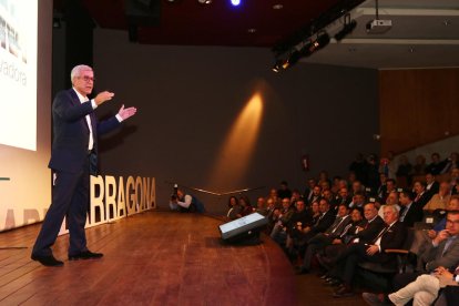 L'alcalde Josep Fèlix Ballesteros es dirigeix al públic de l'auditori de la Diputació de Tarragona, durant la conferència d'ahir.