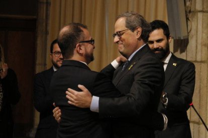 El nou conseller d'Acció Exterior, Alfred Bosh, abraça el president de la Generalitat, Quim Torra.