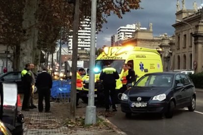 Guardia Urbana y SEM se han trasladado hasta el lugar del accidente.