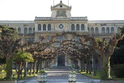 Façana principal de l'edifici de la Tabacalera, que des de l'any 2007 està del tot inactiu.