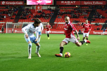 Imatge d'una jugada del partit entre el Nàstic i el Zaragoza al Nou Estadi.