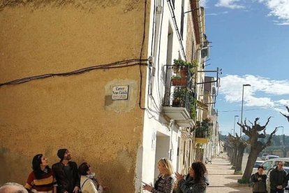 Moment de la descoberta de la nova placa que identifica el carrer de Neus Català.