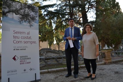 El concejal Joaquim Enrech y la gerente de SFRBC, Carme Masquef, durante la presentación del dispositivo.