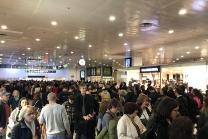 Les cues als controls de seguretat d'accés a l'AVE a l'estació de Sants de Barcelona.