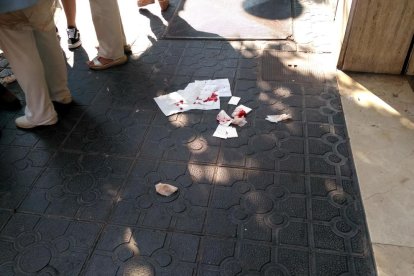 Pañuelos de papel en la acera de Prat de la Riba, con la sangre de un hombre que tropezó.