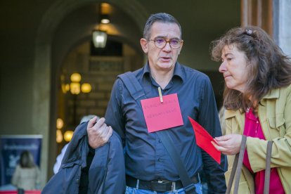 Dos trabajadores, el miércoles, antes de entrar al pleno del Ayuntamiento.