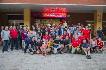 Els integrants de la penya, Josep Maria Andreu i els futbolistes, a Sant Pere i Sant Pau.