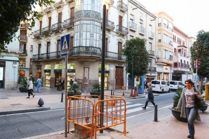 Ahir van començar les obres per col·locar el semàfor, que serà el primer amb què compti el centre.