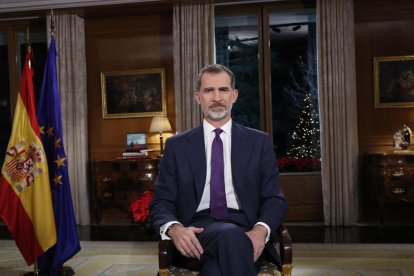 Imagen del rey Felipe VI sentado durante el tradicional discurso de Navidad dirigido a sus súbditos.