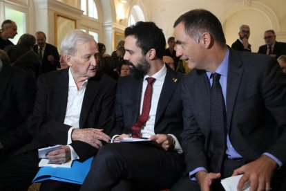 Roger Torrent conversant amb Gilles i Edmond Simeoni abans de l'inici de l'acte.