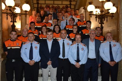 Fotografía de familia del acto de reconocimiento a los voluntarios de Protección Civil.