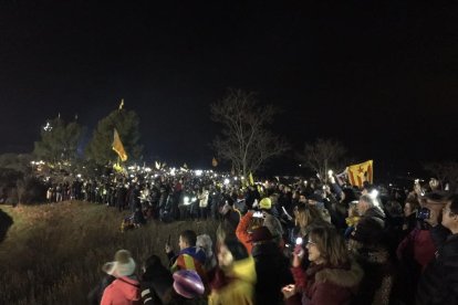 Imatge de les persones concentrades al davant de la presó de Lledoners.