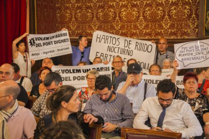 Los vecinos del Barri del Port han estado presentes en el pleno de Tarragona.