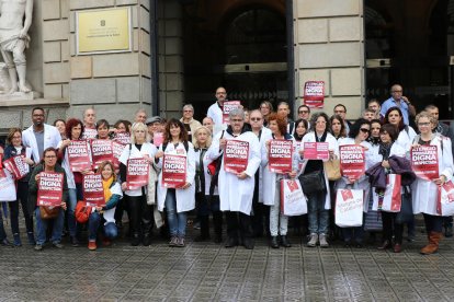 Facultativos de atención primaria delante la sede del ICS, en Barcelona, en la entrega de firmas para reclamar mejoras asistenciales y laborales.