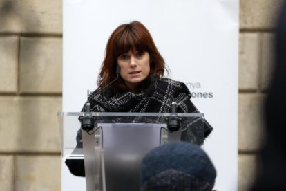 La periodista Ariadna Oltra llegint el manifest unitari en l'acte institucional del Dia Internacional per a l'Eliminació de la Violència contra les Dones, a la plaça de Sant Jaume.