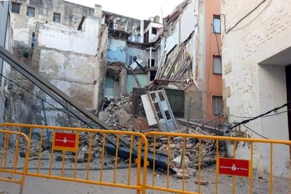 Plano general de la casa hundida en el casco antiguo de Tortosa con la zona acordonada con vallas del Ayuntamiento de Tortosa.