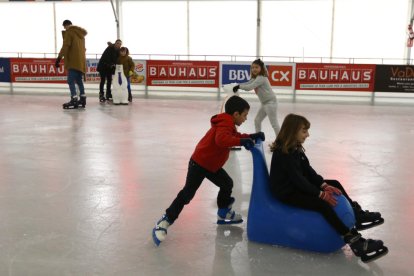 Alguns dels patinadors que ahir van anar a la pista de gel.