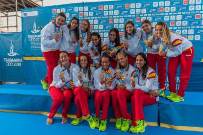 LEs jugadors espanyoles de waterpolo amb peluixos de Tarracush sobre el podi.