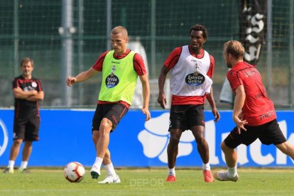 Álex Bergantiños se prepara durante un entrenamiento de esta semana, antes de recibir al Nàstic.