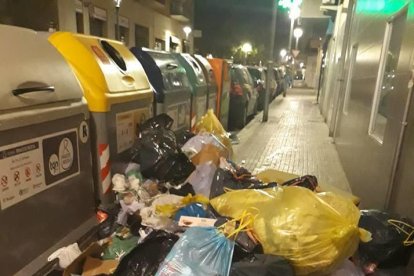 Muntanyes de brutícia a un carrer de Bonavista, el dia de Nadal.