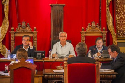 L'alcalde de Tarragona, Josep Félix Ballesteros, flanquejat per José Luís Martin i Pau Pérez, ahir durant el ple de l'Ajuntament.