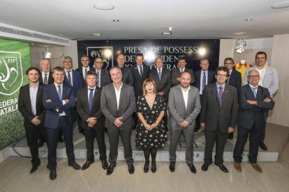 El nou president de la Federació Catalana de Futbol, en una fotografia de família amb els assistents.