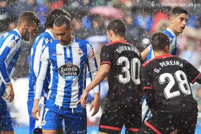 La pluja ha estat present durant gran part del partit.